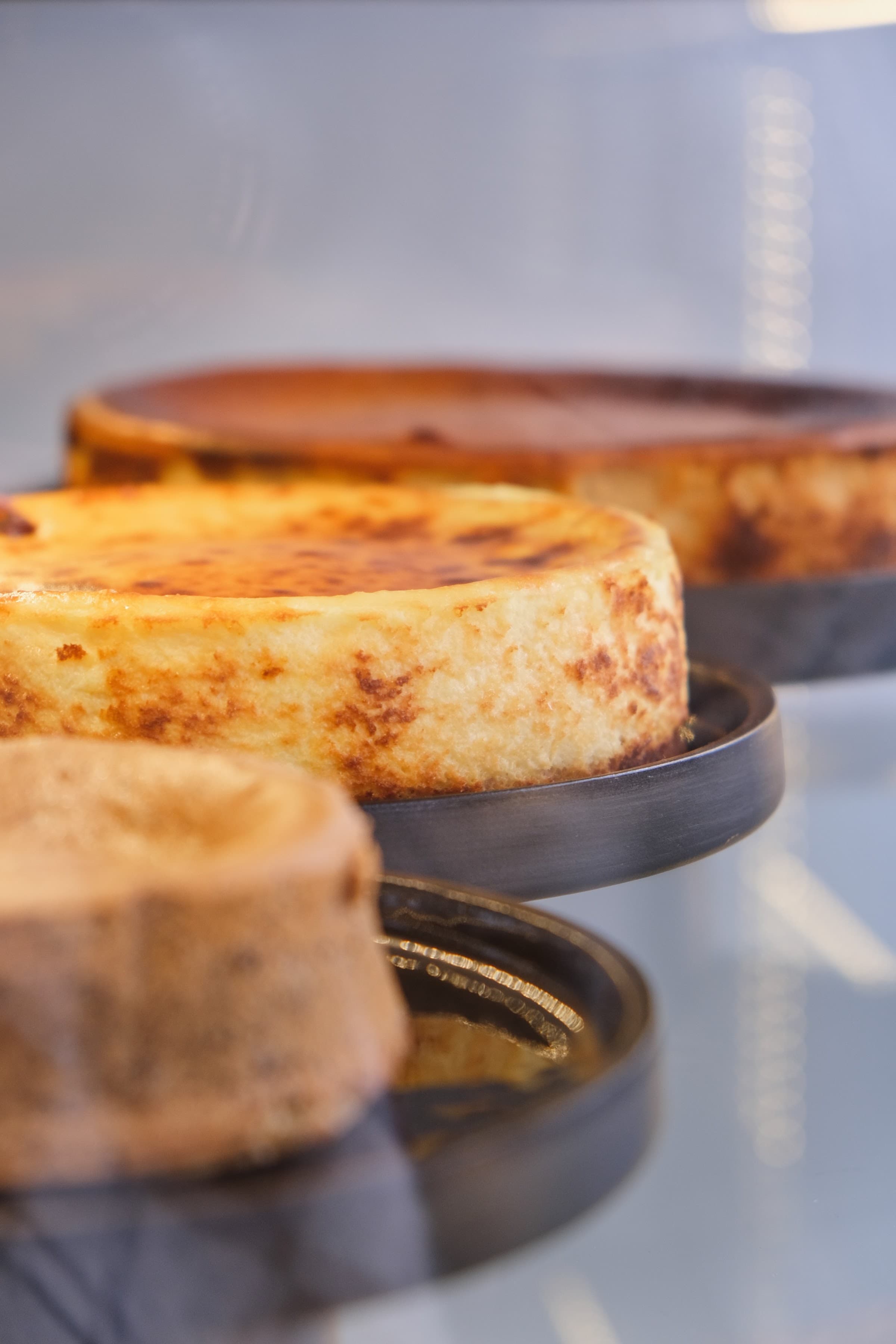 Vitrina con varias tartas vascas recién horneadas