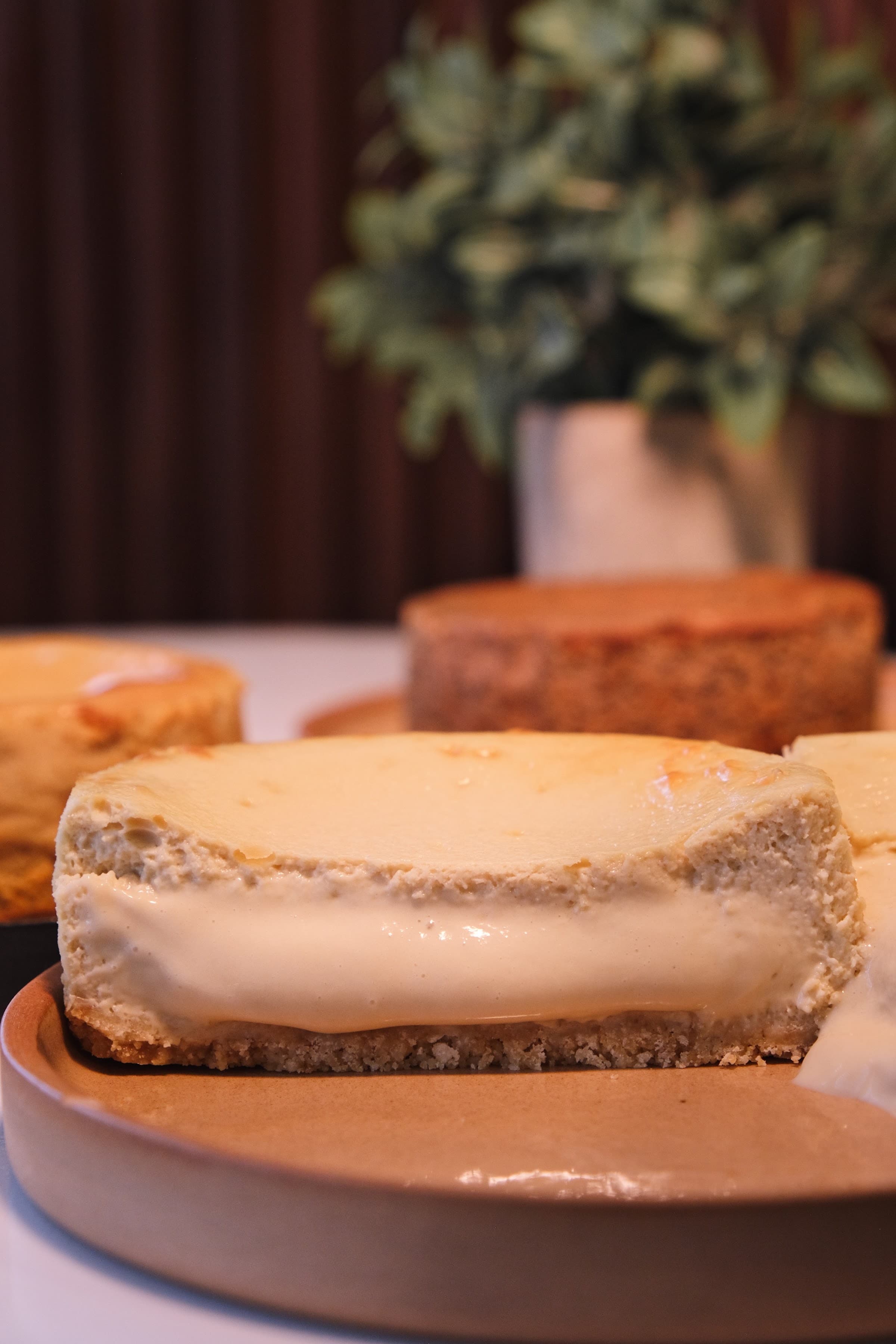 Tarta vasca entera sobre un plato de cerámica